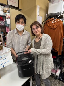 250419子ども食堂に①一升炊き炊飯器寄贈（深澤会長）こども食堂ボランティア　河津 憲芳(カワヅ ノリヨシ)さん（左） 代表理事　福住文子さん（右）